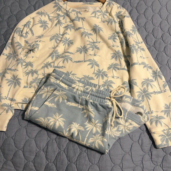 2 piece crop sweatshirt and shorts in size large. - Picture 2 of 12